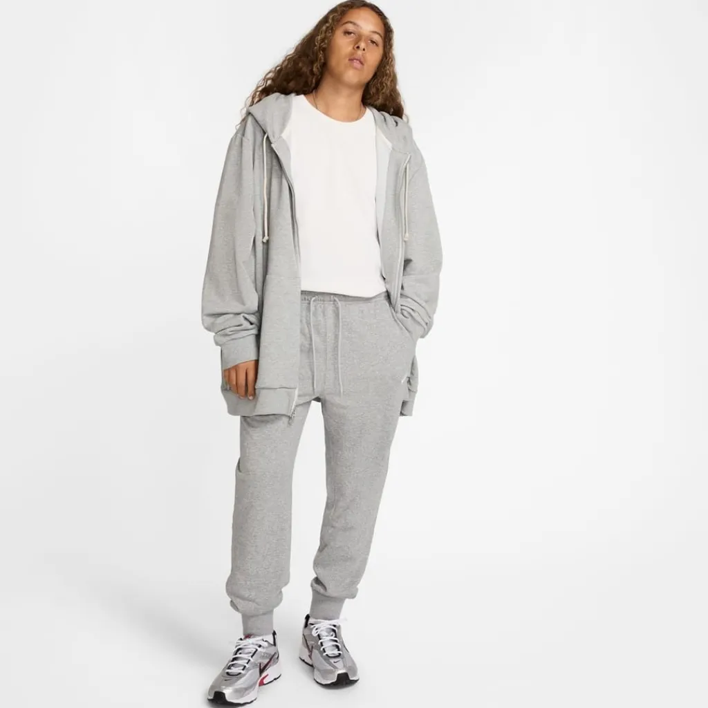 Trousers*Nike Club Ft Jogger in Grey