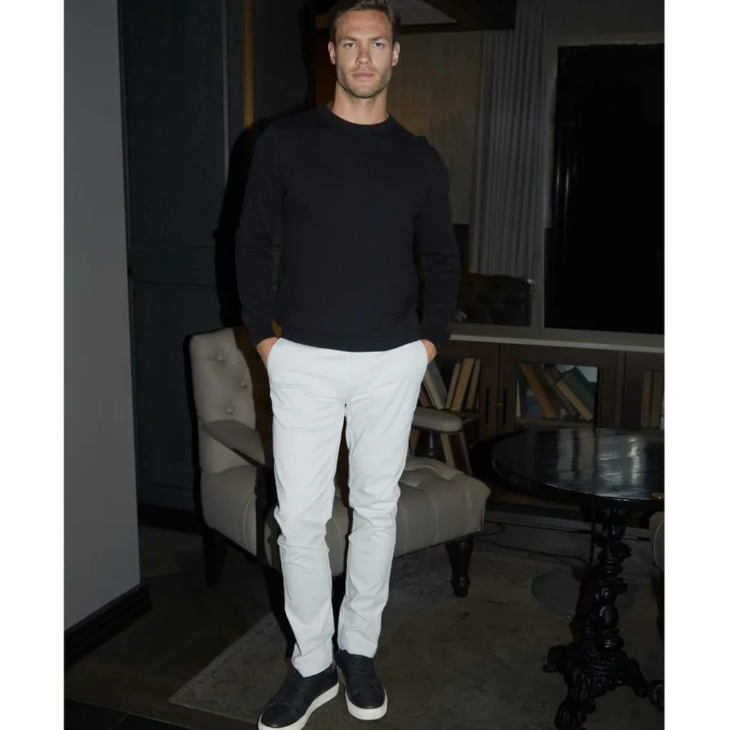 Knitwear*Threadbare Crew Neck Regular Fit Long Sleeve Sweater in Black